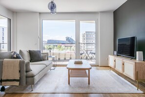 TV, stereo - Dreamy Landstraße 1BR w/ Large Balcony, walk to Metro U3, by Blueground (Vienna)