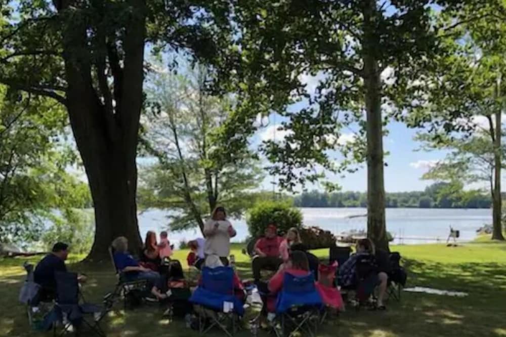 Full House on the Lake with Free kayaks and a paddleboat!!