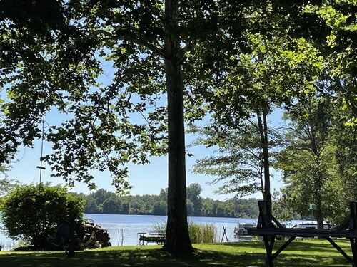 Romantic House on the Lake-Hot Tub Pet Friendly-kayaks-Fishing Boat. Sleeps 8