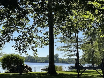 Romantic House on the Lake-Hot Tub Pet Friendly-kayaks-Fishing Boat. Sleeps 8