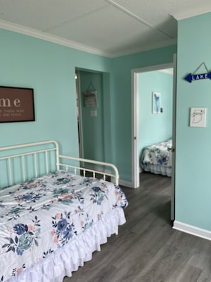 4 bedrooms, in-room safe, free WiFi, bed sheets - Romantic House on the Lake-Hot Tub Pet Friendly-kayaks-Fishing Boat. Sleeps 8 (Pleasant Lake)