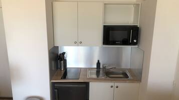 Een koelkast, een magnetron, een kookplaat