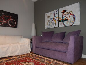 TV connectée, cheminée, médiathèque, chaîne hi-fi