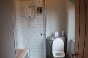 Apartment | Bathroom | Shower, hair dryer, towels