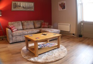 Apartment | Living room | 30-inch TV with digital channels - 1 Bed Flat - Sleeps 2 - Wifi (Pitlochry)