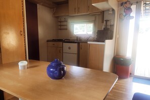 Fridge, oven, stovetop, coffee/tea maker