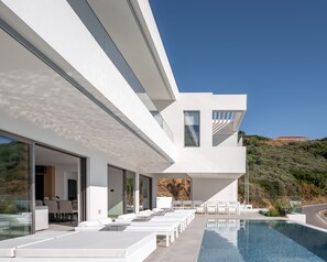 Outdoor pool, sun loungers - Ode Iconic Residence, forever in blue - Best Villa (Bali)