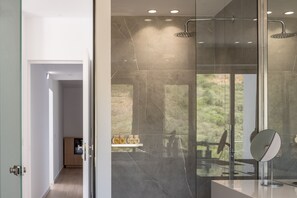 Bathtub, hair dryer, bathrobes, towels - Ode Iconic Residence, forever in blue - Best Villa (Bali)