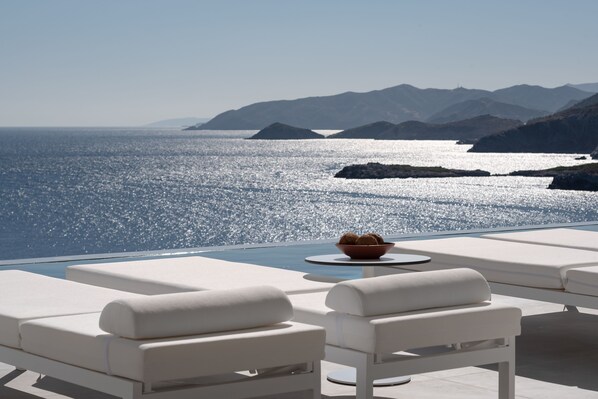 Ulkouima-allas, aurinkotuoleja