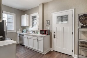 Een koelkast, een magnetron, een oven, een kookplaat