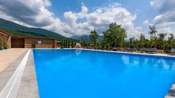 حمّام سباحة خارجي موسمي