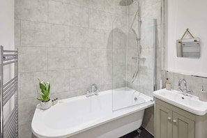 Baignoire, sĂšche-cheveux, serviettes fournies, savon