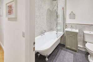 Baignoire, sèche-cheveux, serviettes fournies, savon