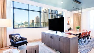 Värdeförvaringsskåp på rummet, skrivbord och arbetsyta för laptop