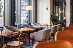 供应早餐和晚餐，美洲菜