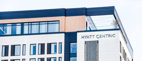 Un edificio moderno con un letrero que dice 'HYATT CENTRIC'.