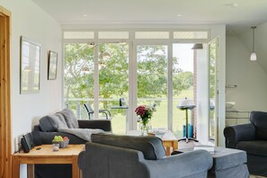 公寓客房 | 起居區 | 50-吋平面電視、衛星頻道、電視、 DVD 播放機