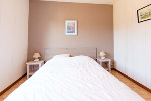 2 chambres, fer et planche à repasser, lit parapluie, draps fournis