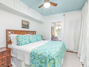 5 bedrooms, iron/ironing board, internet, bed sheets