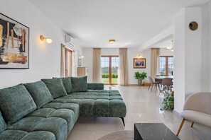 TV, video games - Villa Calma with heated pool, jacuzzi, sauna and 4 bedrooms (Gata)