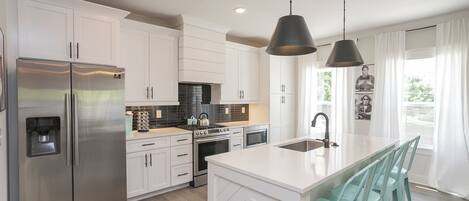 冷蔵庫、電子レンジ、オーブン、コンロ