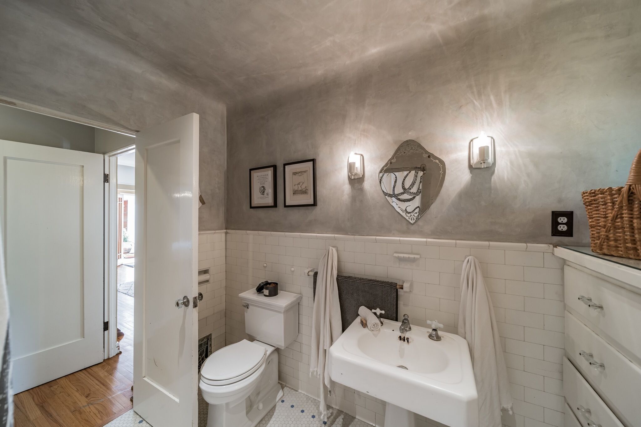 1925 Spanish Villa Retreat Near Disneyland In Historic Park Santiago 3 Bedroom Home by Redawning