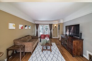 Casa, 3 habitaciones | Sala de estar | Smart TV