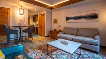 Leilighet, 1 soverom | Oppholdsområde | En 42-tommers TV med kabel-kanaler