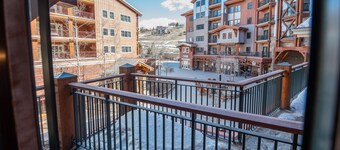 帶陽台的高山廣場工作室效率單位，一臥室公寓 - 無清潔費！由 RedAwning 提供