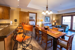 Condo, 2 Bedrooms | Dining