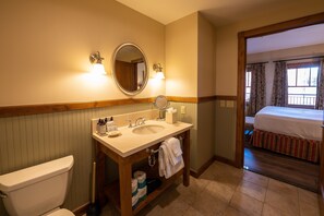 Condo, 2 habitaciones | Baño | Toallas y shampoo 