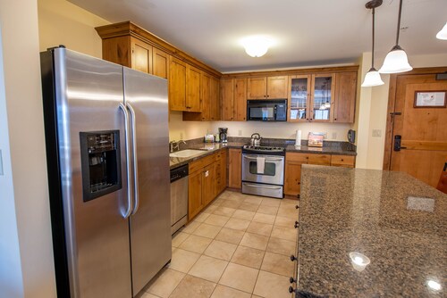 Spacious 3 Bedroom Condo with Balcony in Mountaineer Square 3 Condo - No Cleaning Fee! by RedAwning