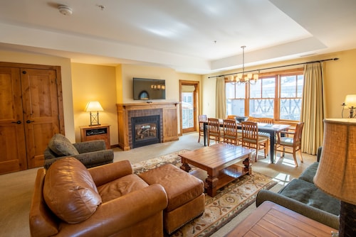 Spacious 3 Bedroom Condo with Balcony in Mountaineer Square 3 Condo - No Cleaning Fee! by RedAwning
