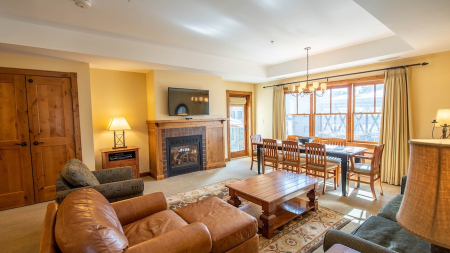 Spacious 3 Bedroom Condo with Balcony in Mountaineer Square 3 Condo - No Cleaning Fee! by RedAwning