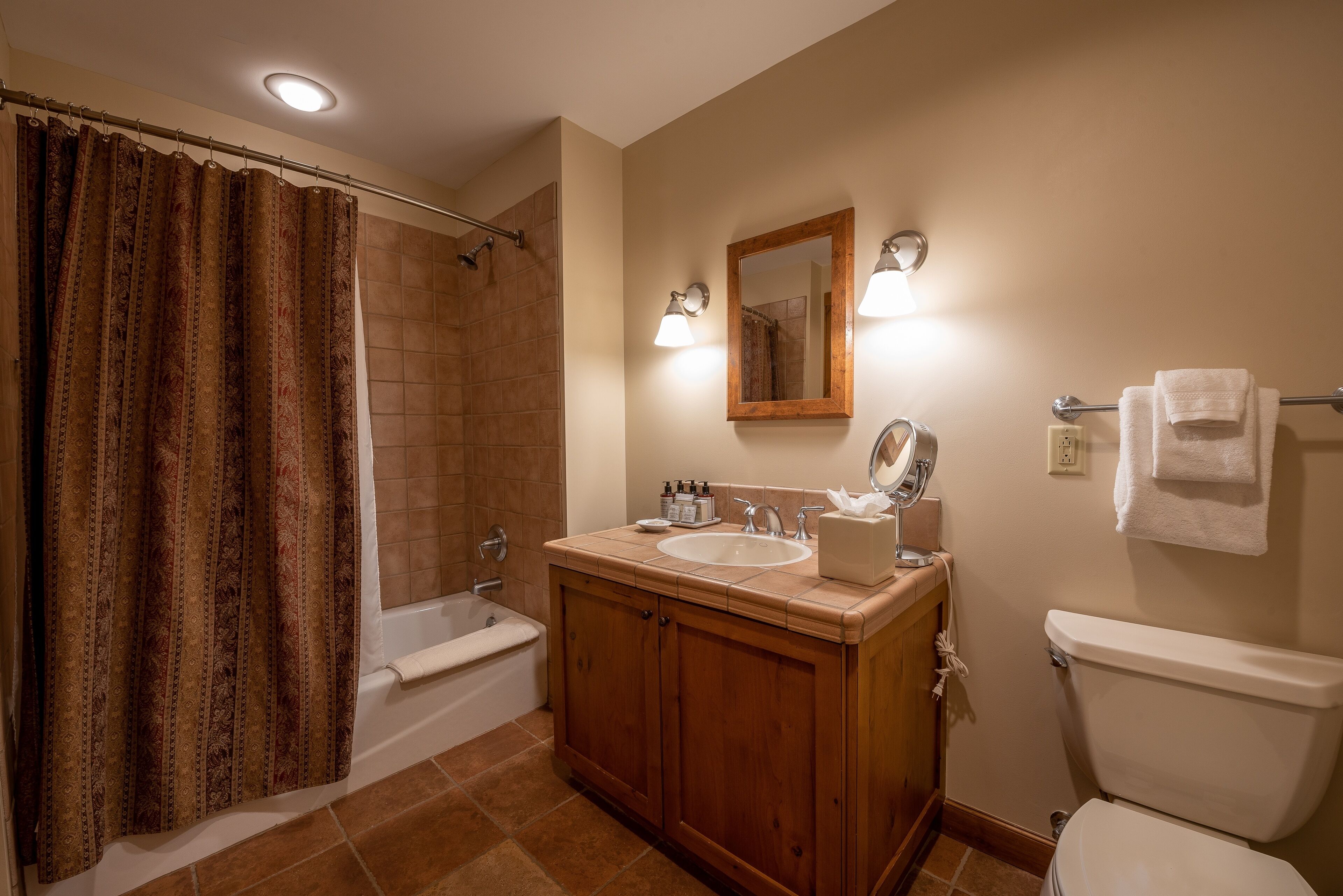 Studio | Bathroom | Towels, shampoo, toilet paper