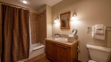 Studio | Badezimmer | Handtücher, Shampoo, Toilettenpapier