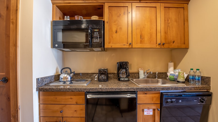 Comfortable Studio Efficiency Unit With Balcony Over Mountaineer Square Condo - No Cleaning Fee! by RedAwning