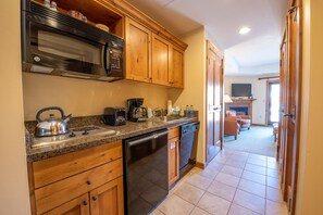 Studio | Privékeuken | Een koelkast, een microgolfoven, een oven