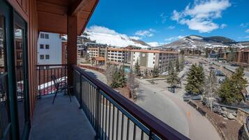 Condo, 2 Bedrooms | Property grounds