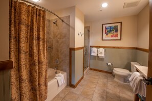 Condo, 2 Bedrooms | Bathroom | Towels, shampoo