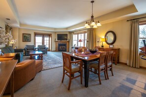 Condo, 2 Bedrooms | Dining