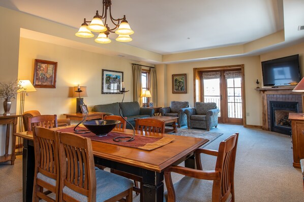 Condo, 2 Bedrooms | Dining