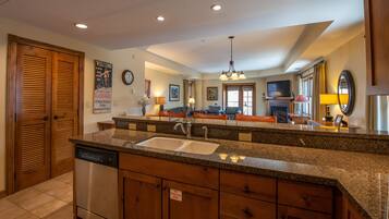 Condo, 2 Bedrooms | Bathroom | Towels, shampoo