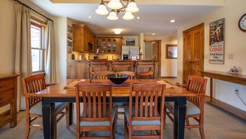 Condo, 2 Bedrooms | Dining