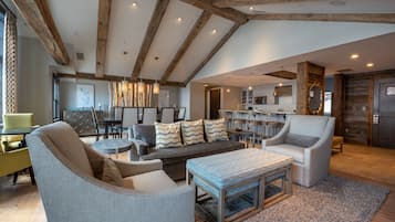 Condo, 3 Bedrooms | Ruang tamu