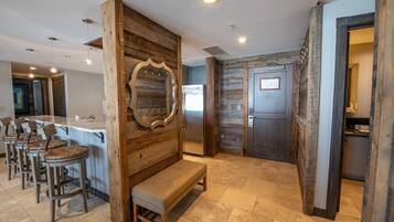 Condo, 3 Bedrooms | Bahagian dalam