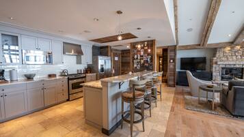 Condo, 3 Bedrooms | Dapur peribadi | Peti sejuk, ketuhar, pembancuh kopi/teh, pembakar roti