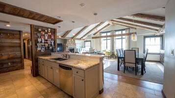 Condo, 3 Bedrooms | Private kitchen | Fridge, oven, coffee/tea maker, toaster