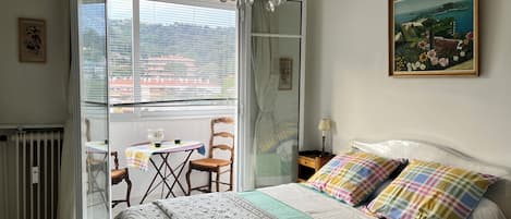 3 habitaciones, tabla de planchar con plancha, wifi y ropa de cama