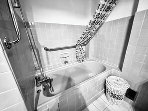 Combined shower/tub